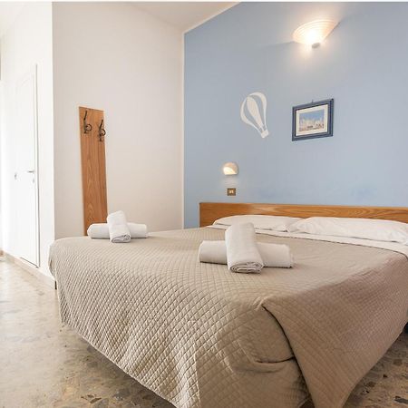 Hotel Santiago Римини Екстериор снимка