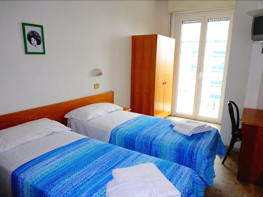 Hotel Santiago Римини Екстериор снимка