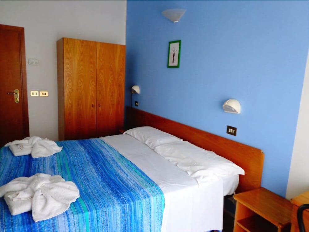Hotel Santiago Римини Екстериор снимка