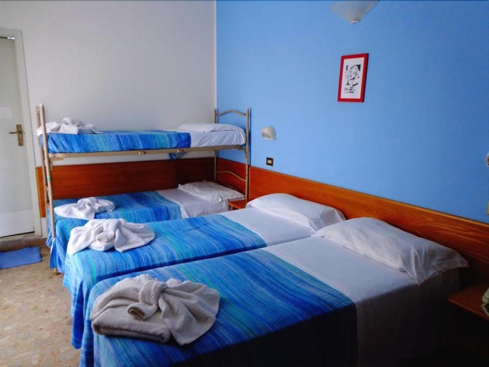 Hotel Santiago Римини Екстериор снимка