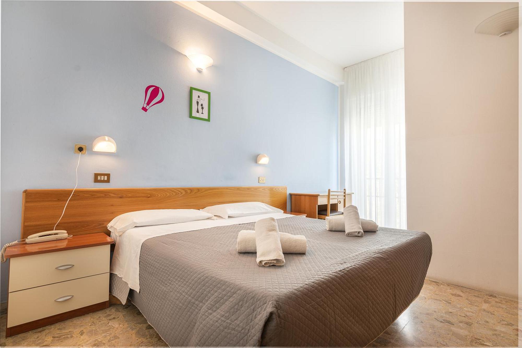 Hotel Santiago Римини Екстериор снимка