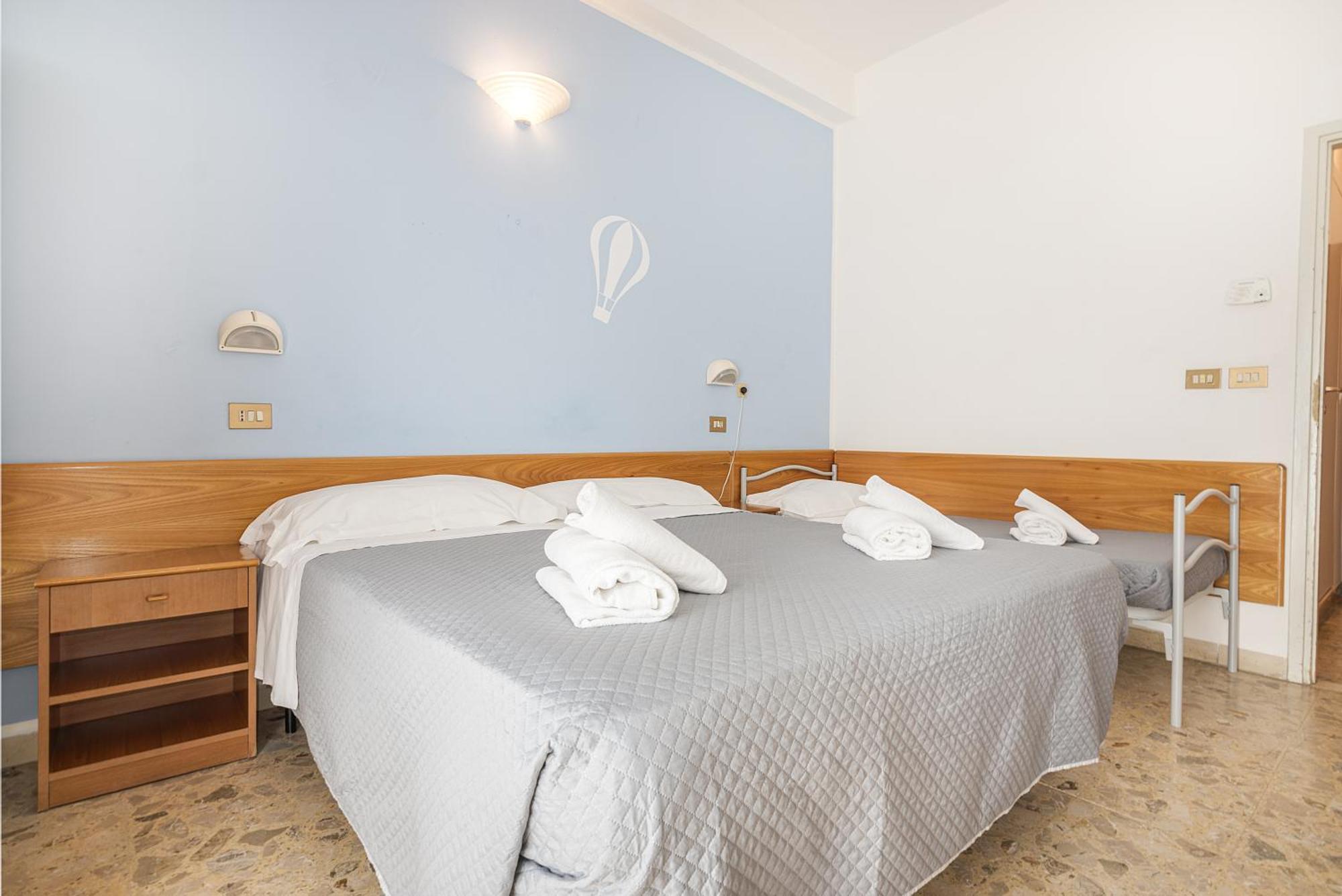 Hotel Santiago Римини Екстериор снимка