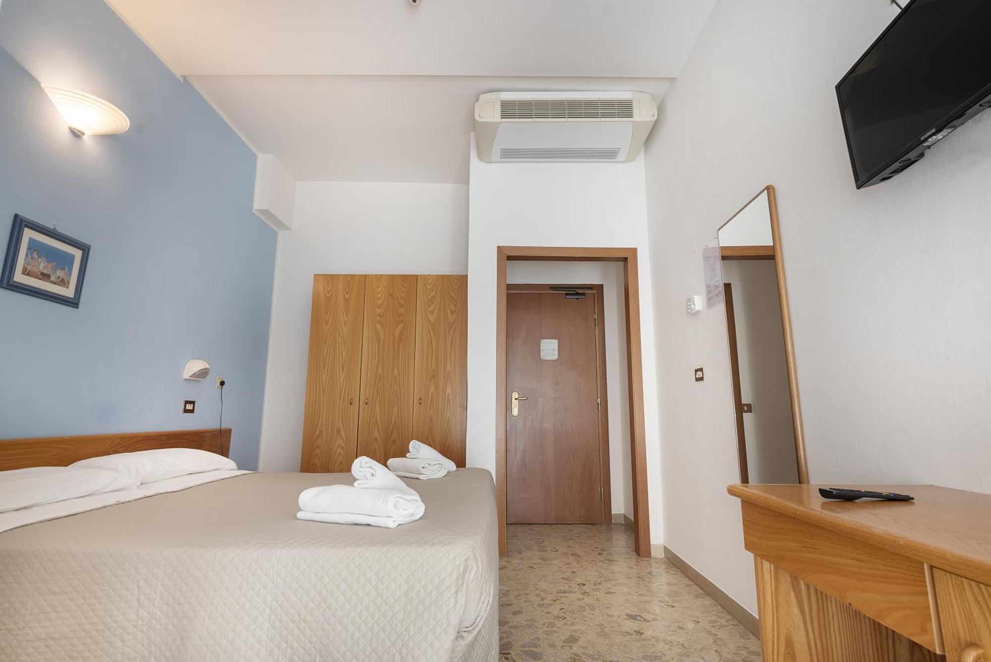 Hotel Santiago Римини Екстериор снимка