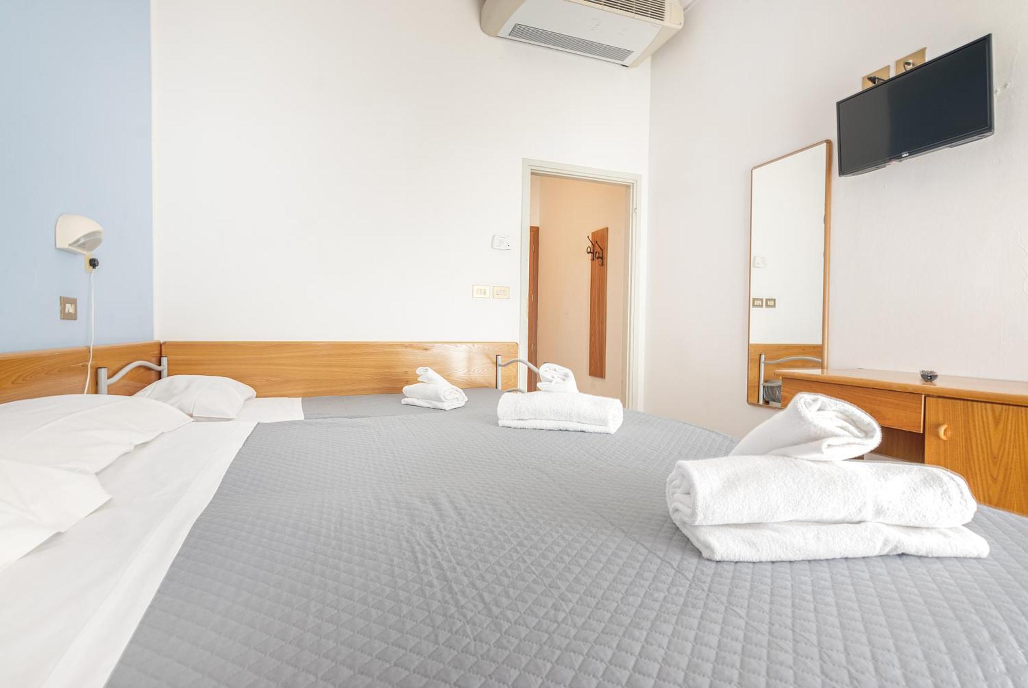Hotel Santiago Римини Екстериор снимка