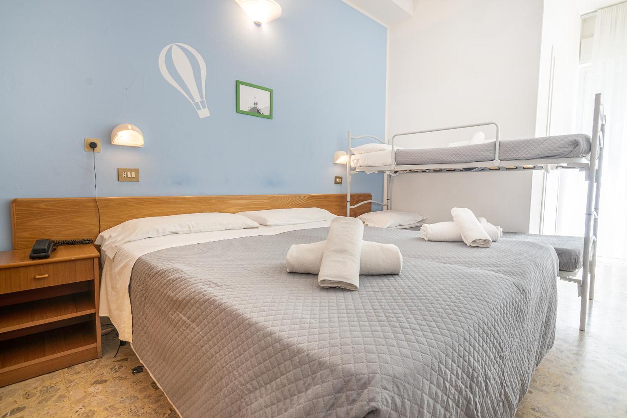 Hotel Santiago Римини Екстериор снимка