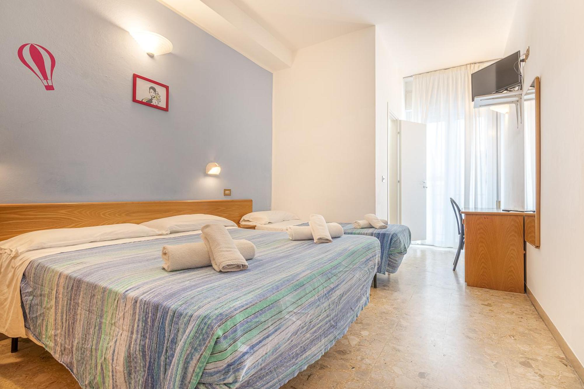 Hotel Santiago Римини Екстериор снимка