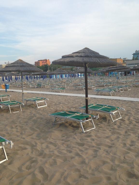 Hotel Santiago Римини Екстериор снимка